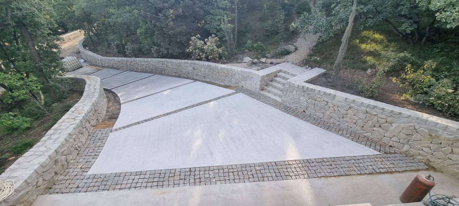 село Оползневое, каменная дорога под наклоном на территории
