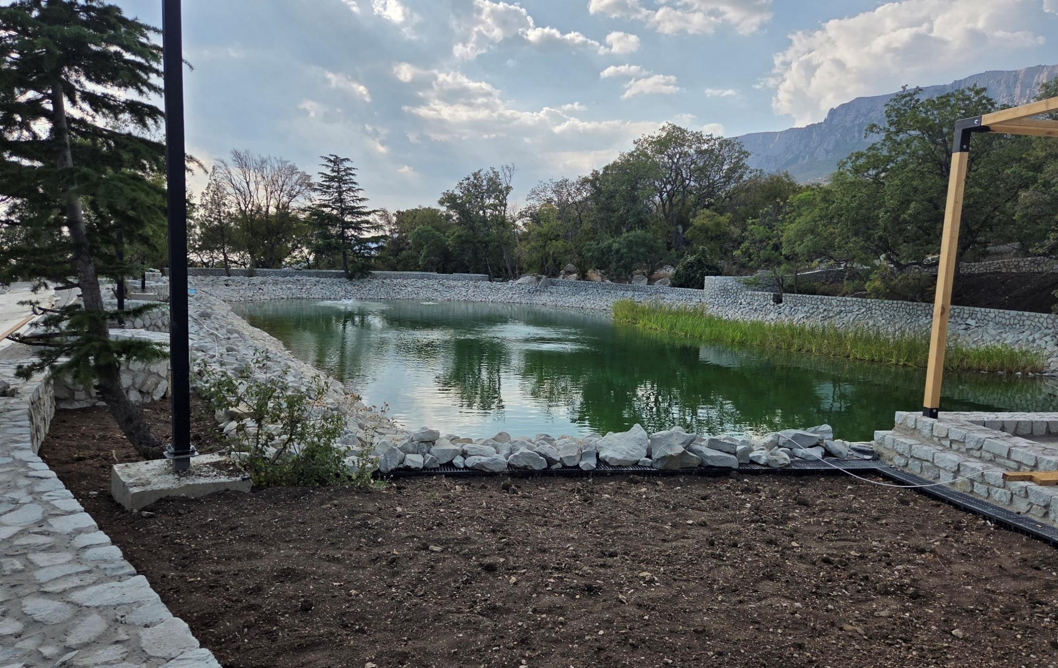 село Оползневое, пруд, вода, заход в воду, горы, небо, облака