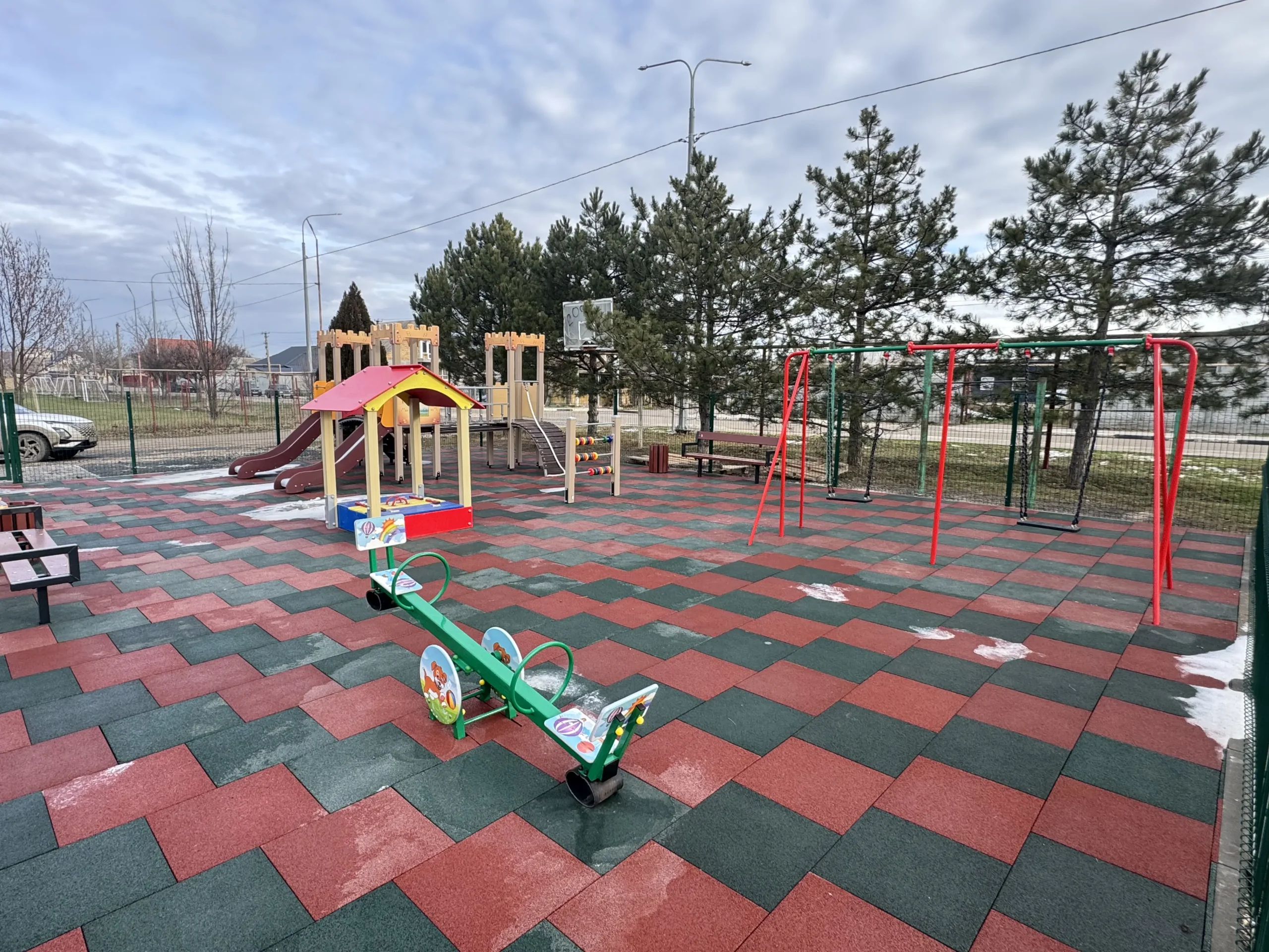 детская площадка в селе, горка и ёлочки